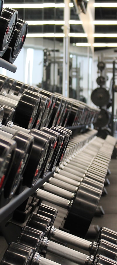 Homme en salle de sport